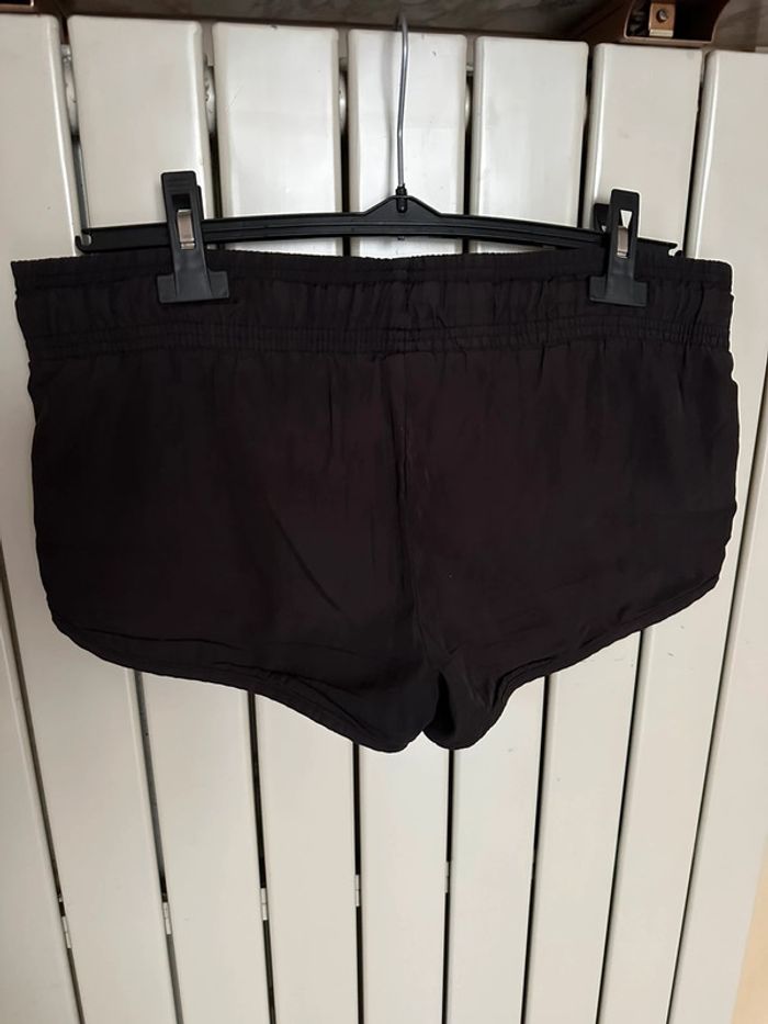 Short noir de sport - photo numéro 3