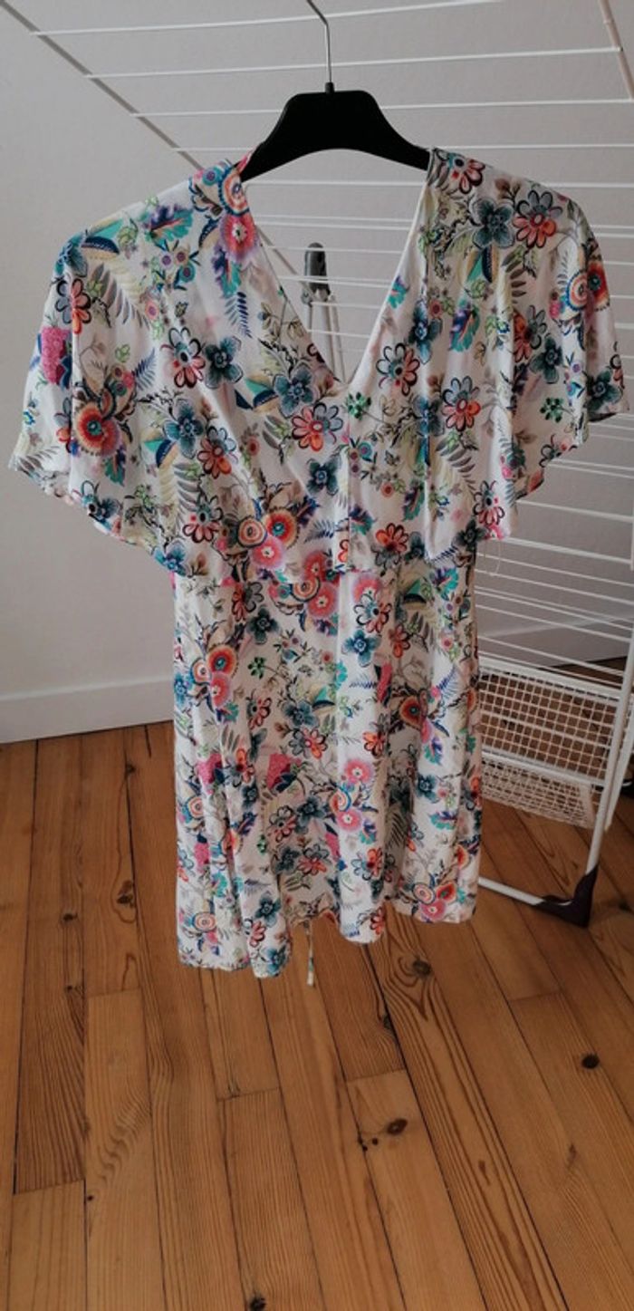 Robe blanche, avec fleurs