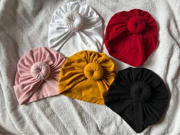 Lot 5 bonnets