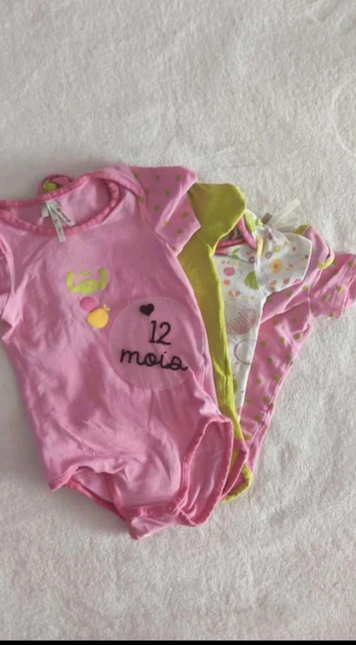 Lot  body 12 mois