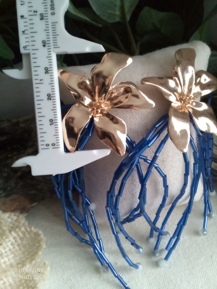 Boucles d'oreilles bohèmes fleurs dorées et bleues - photo numéro 2