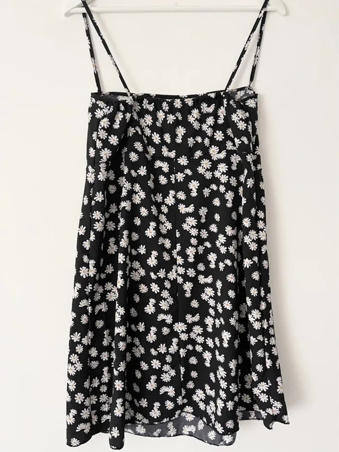 Petite robe noire avec motif marguerites 🌼 - photo numéro 2