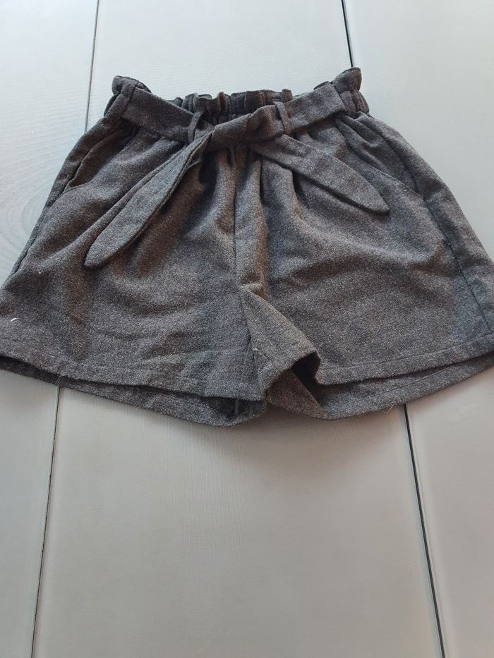 Short gris tape à l'œil