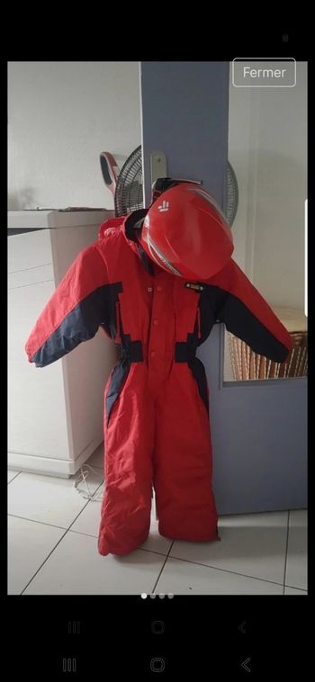 Combinaison de ski peu portée plus casque 4 ans