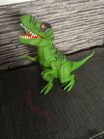 Grand Dinosaure Tyrannosaurus vert yeux lumineux rouge et grogne