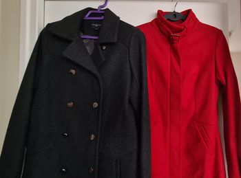 Lot de 2 manteaux taille S femme Grain de malice. Un gris et un rouge