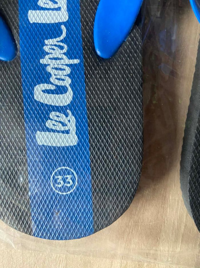 Tong Lee Cooper noir et bleu taille 33
Neuf - photo numéro 2