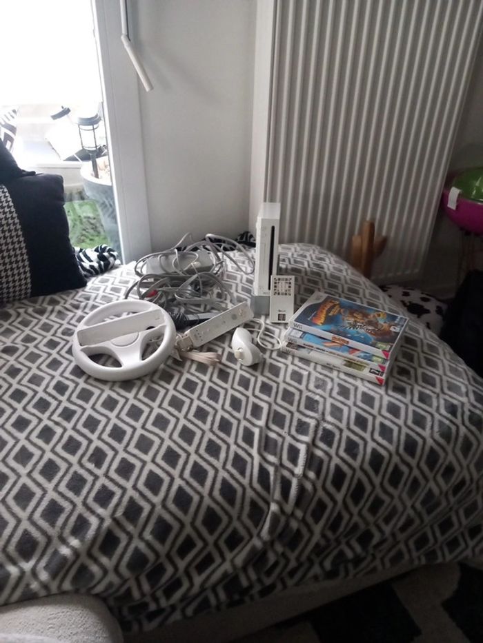 Wii blanche retroconpatible avec 3 jeux et câblage et volant