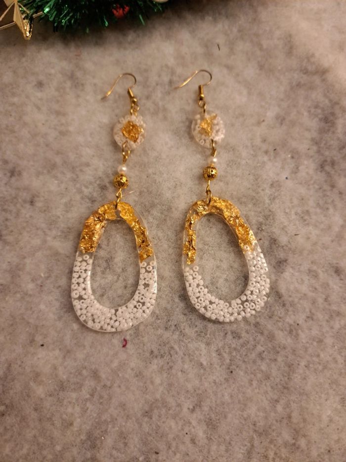Boucles d'oreilles pendante en résine blanche et doré - photo numéro 3