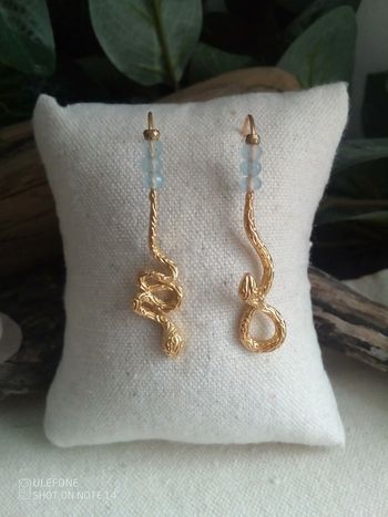 Boucles d'oreilles bohèmes asymétriques serpents et pierres aigue marine