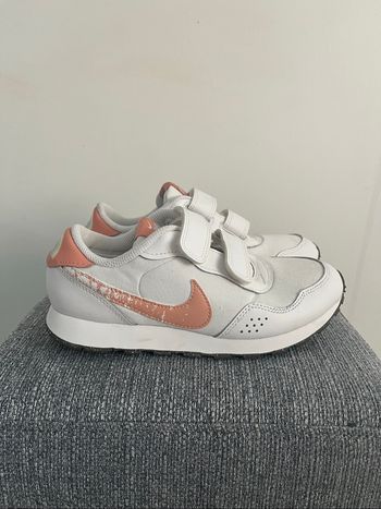 Baskets Nike MD Valiant  Taille 33,5