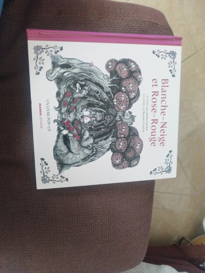 Livre pop up blanche neige et rose rouge