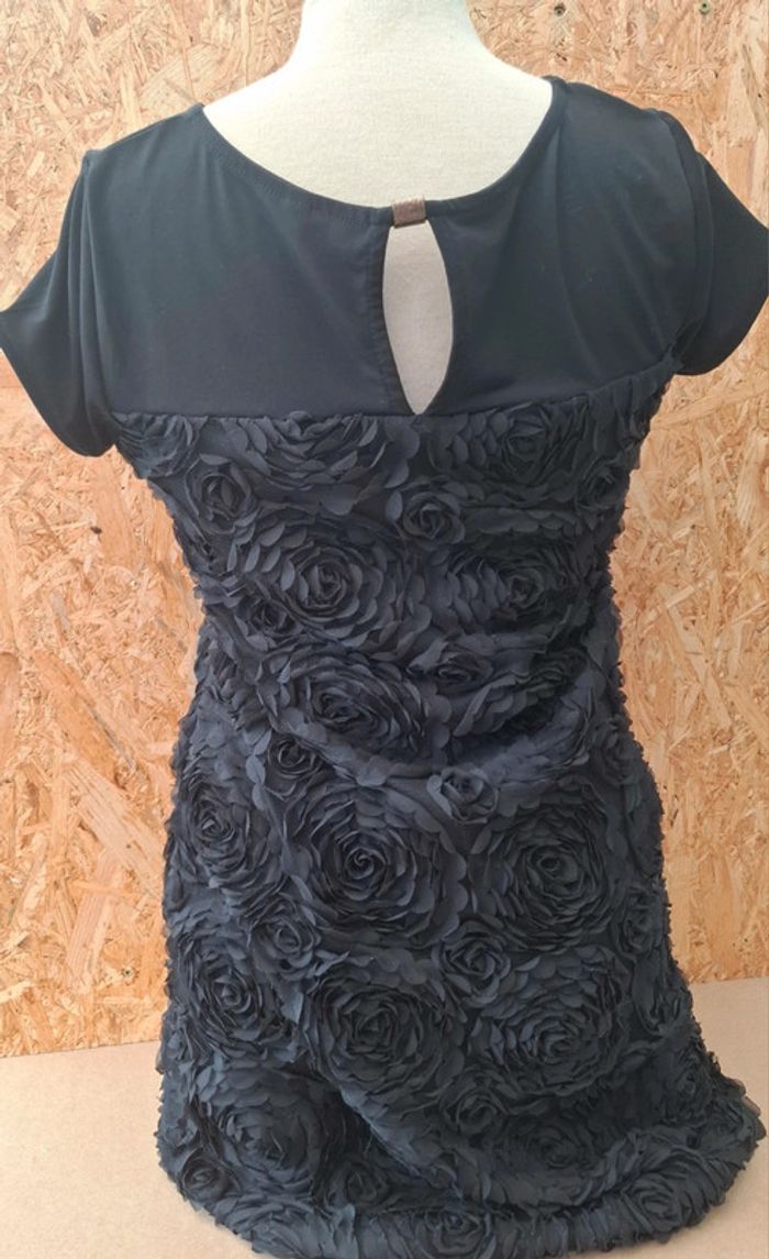Robe avec fleur en relief - photo numéro 2