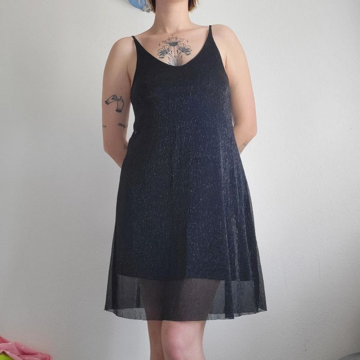 Robe à bretelle noire pailletée classique
