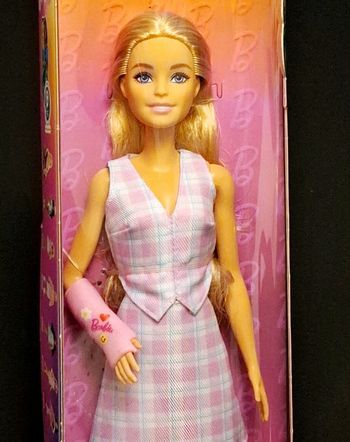 Barbie fashionista main plâtrée 