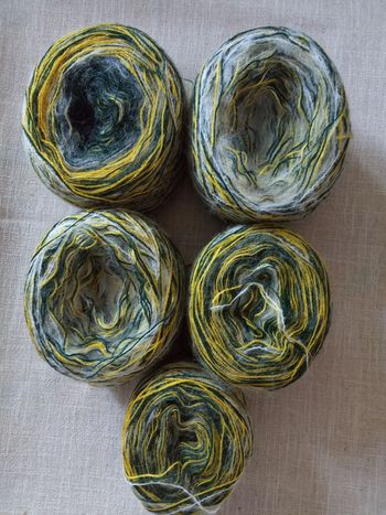 Lot de 5 Pelotes Fantaisies Tons Verts Foncés, Blancs et Jaunes (440g)