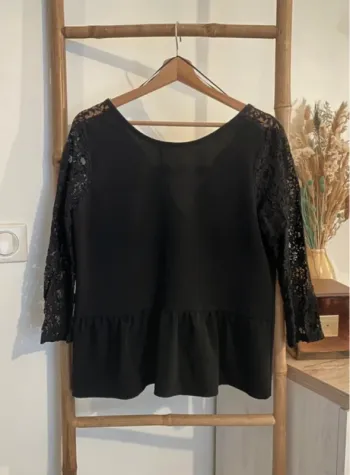 Blouse noir by charming girl