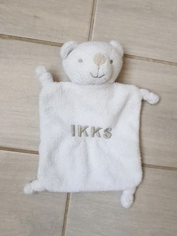 Doudou plat ourson ikks