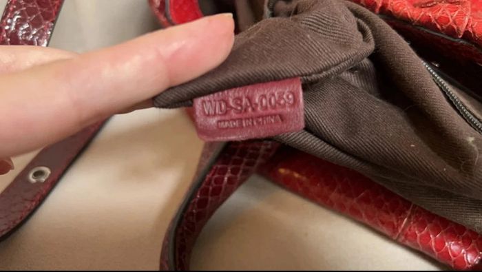 Sac Céline "Pillow Small" Ruby – Très bon état – Cuir verni effet reptile - photo numéro 15