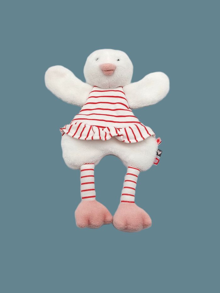 Doudou plat canard blanc grelot TAO TAPE A L’OEIL robe rayures rouge rose hochet