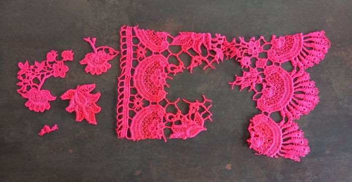 Chutes dentelle peinte pour création textile DIY