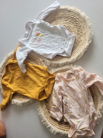 Lot 3 bodys manches longues 2 Vertbaudet et 1 kiabi taille 1mois