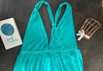 Top turquoise avec décolleté .