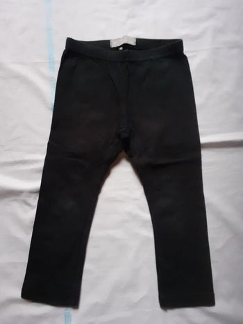 Legging noir motif étoiles au bas du legging