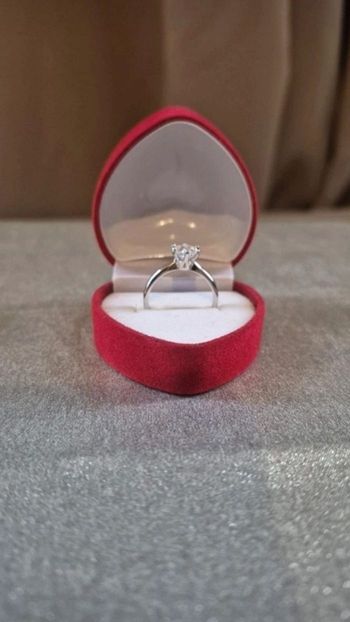 Bague solitaire en argent 925+plaquage or blanc sertie d'une moissanite de haute brillance