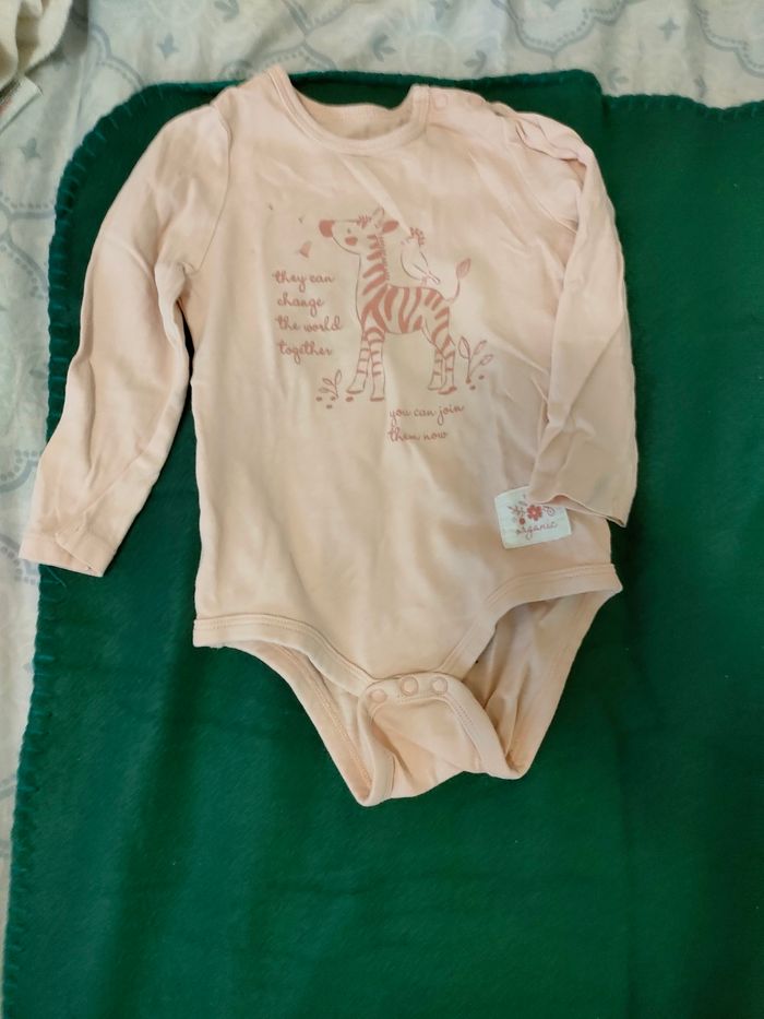 Je vendrai des vêtements et des chaussures (taille du 15 au 21) pour une fille de 50 cm (1 mois) à 81 cm (1 an et 6 mois). l'ensemble. Je vends tous mes vêtements. - photo numéro 7