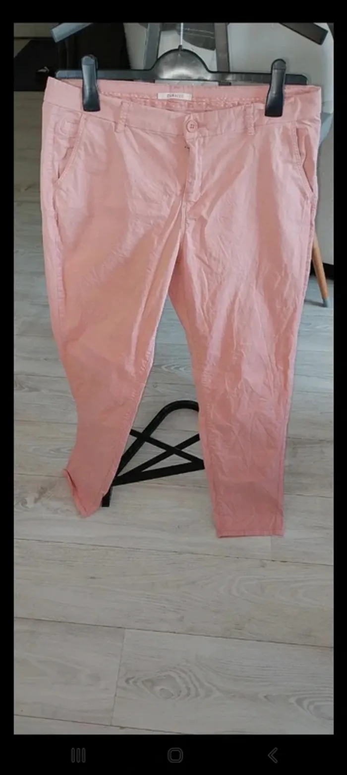 Pantalon chino Camaïeu rose neuf taille 44. Pantalon droit. Jamais porté.