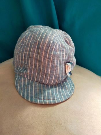 Casquette bébé rayée – Taille 43 cm – Très bon état