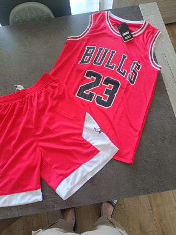 Tenue NBA Chicago Bulls Michael Jordan rouge. T.L