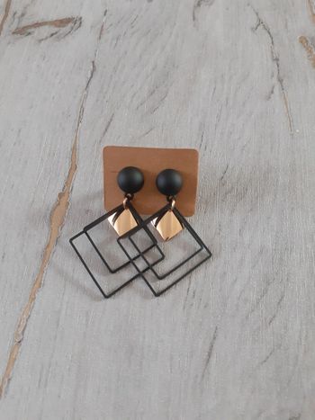 Boucles d'oreilles noires dorées