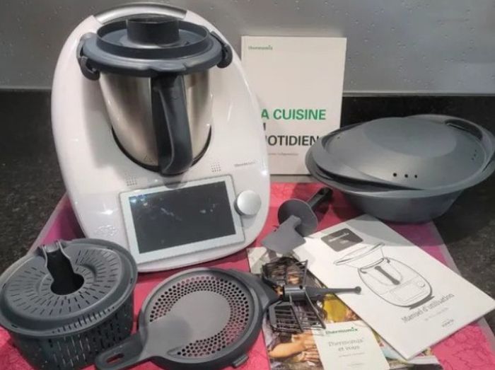 Thermomix TM6 blanc + accessoires le tout en parfait état aucun défaut quelconque