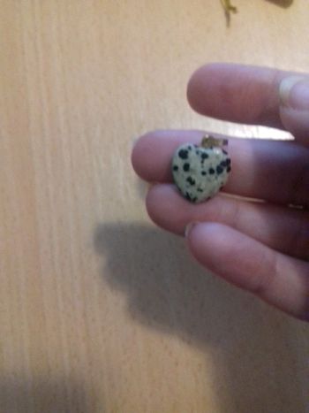 Pendentif coeur en jaspe dalmatien avec pochette dorée lithotherapie