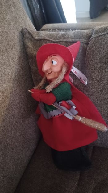 Sorcière kinder avec pochette pour mettre des bonbons 🍬 très bin etat