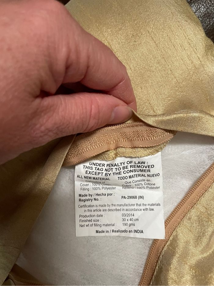 Lot de 2 coussins dorés neufs - photo numéro 3