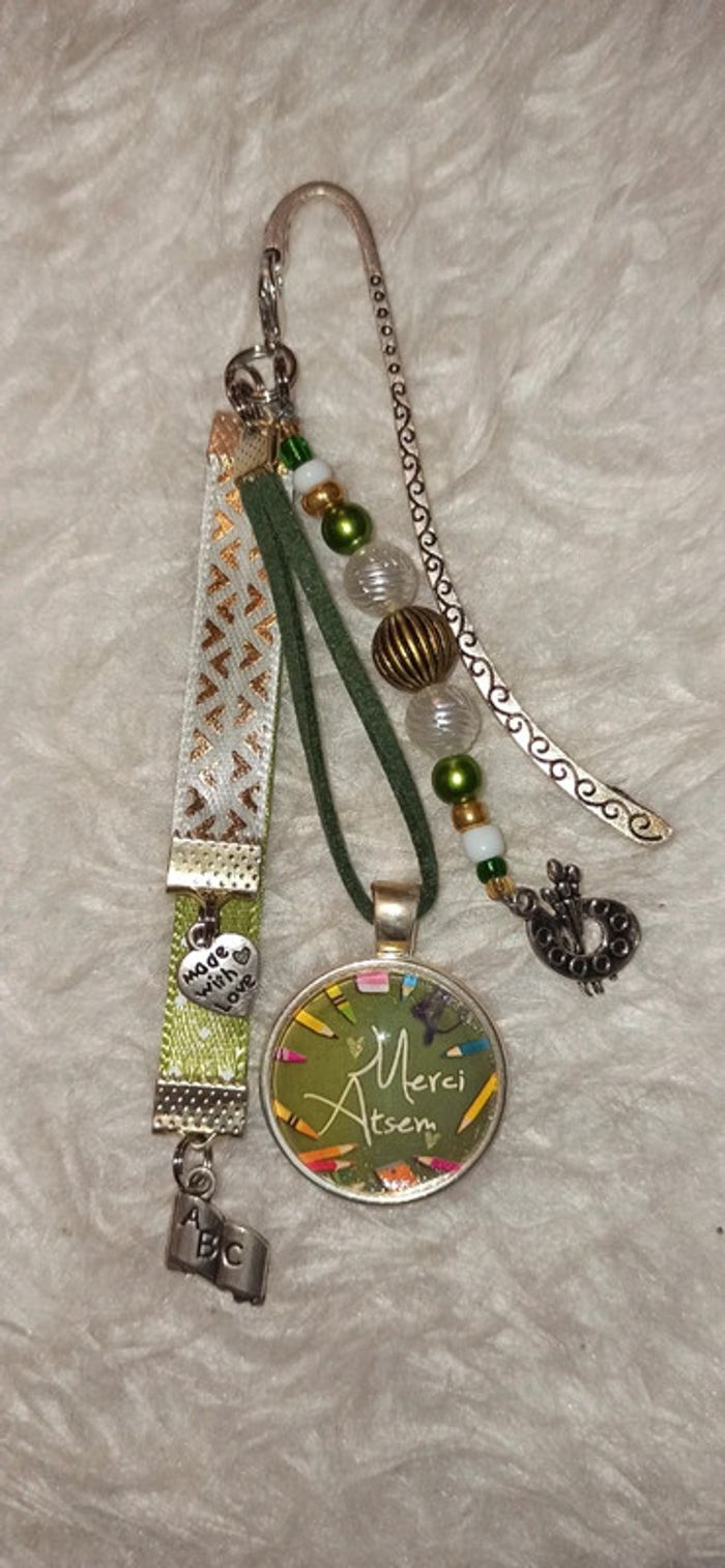Cadeau atsem, bijoux de sac ou marque page " merci atsem"
