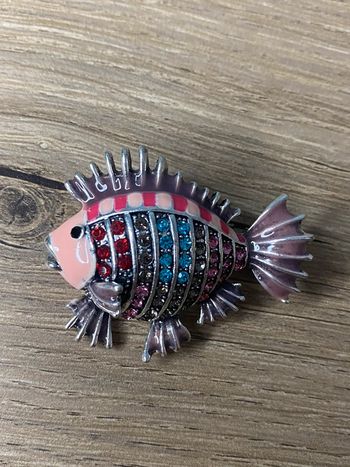 Broche poisson exotique