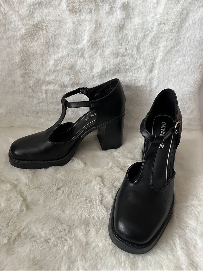 Escarpins noirs avec brides, talons 9 cm pointure 38 - photo numéro 3