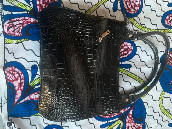 Sac à main noir vernis chic imitation croco 6 poches neuf