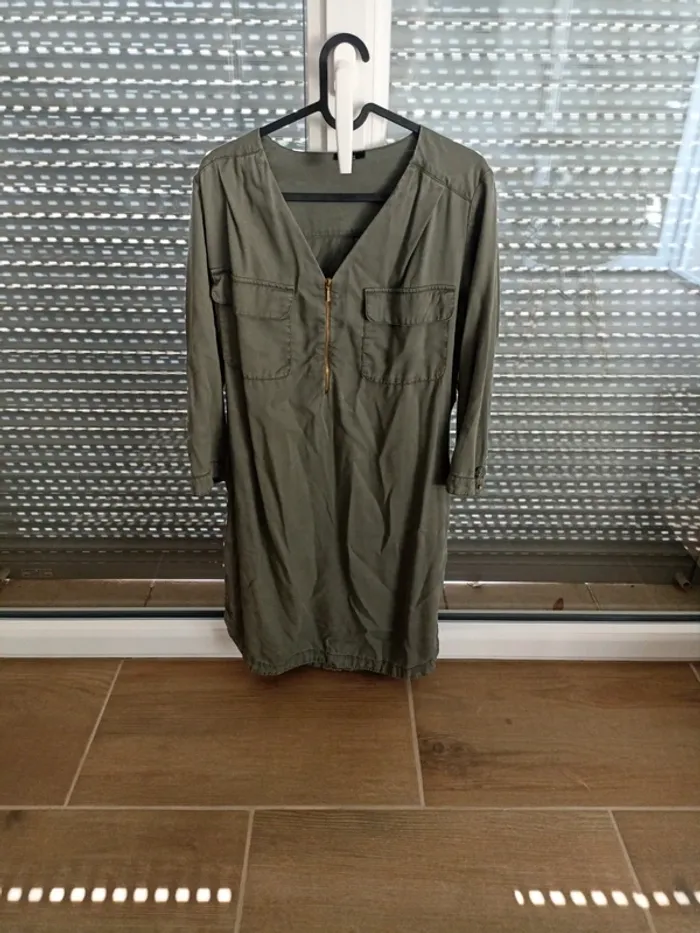 Robe kaki