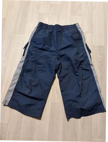 Short gris foncé et gris clair, six ans avec poche. Très bon état.