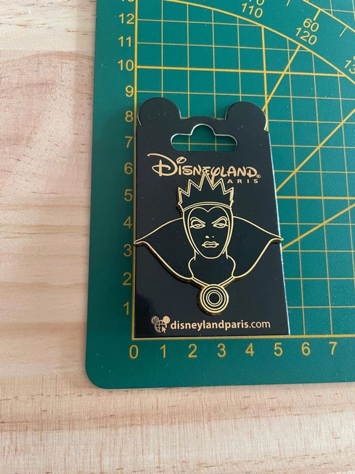 Pin's Disney Méchante Reine - Blanche-Neige - Disneyland Paris - photo numéro 3