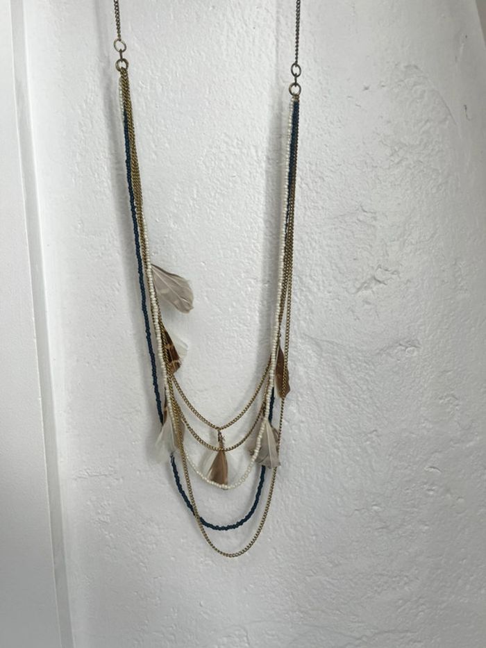 Collier sautoir long avec plumes et perles