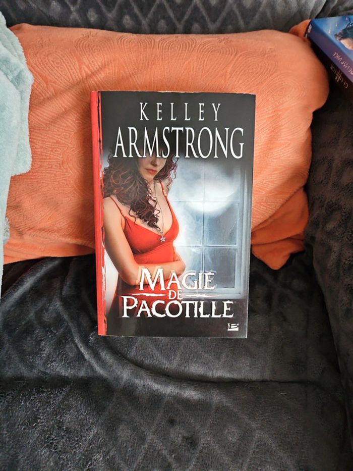 Livre broché kelley Armstrong magie de pacotille