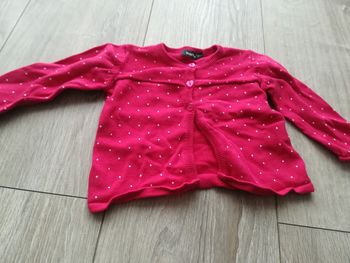 Gilet rouge à pois blanc