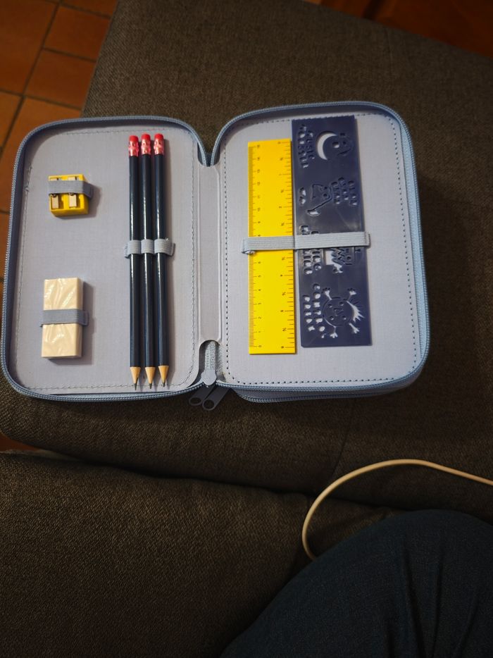 Trousse scolaire avec feutre, crayons de couleur et papier - photo numéro 4