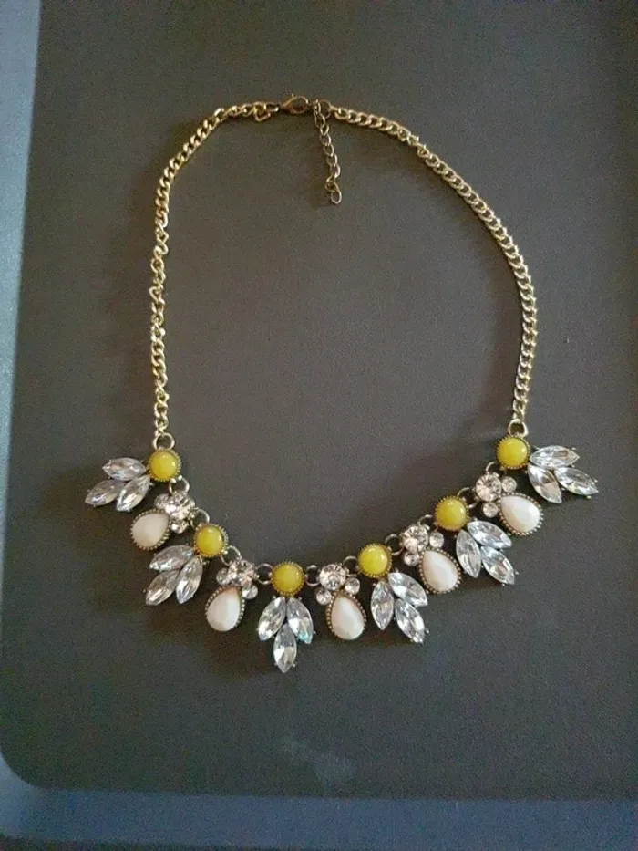 Collier femme. doré. 45 cm Neuf sans étiquette
